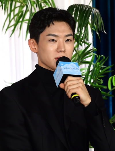 [TEN포토]손정혁 '첫 데뷔 청심환 2알 먹었어요'