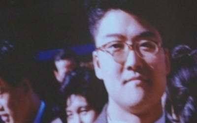 전현무, 주걱턱·노안이었던 20대 사진 공개…"이게 대학 새내기라고?" 깜짝 ('나혼산')