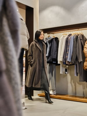 김희애, 여성복 브랜드 쁘렝땅 매장서 품격 있는 '윈터룩' 선보여