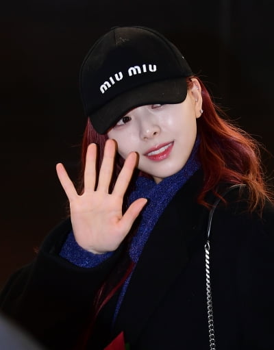 [TEN포토]있지 유나 '공항을 밝히는 미모'