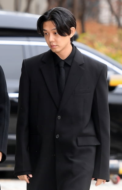 [TEN포토]'마약협의' 유아인 '굳은 표정으로 출석'