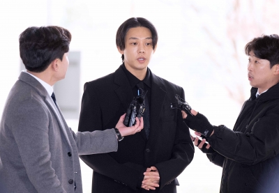 [TEN포토]'마약협의' 유아인 '질문에 답 하는중'