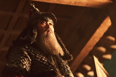 Kim Yun-seok's eyes, immersed in a late-night naval battle... 'Noryang', the finale of Yi Sun-sin's 10-year trilogy