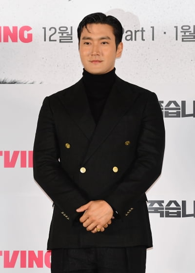 [TEN포토]최시원 '포토타임은 다소곳하게'