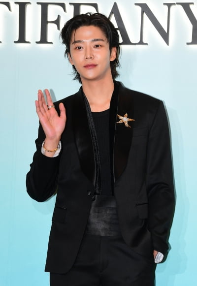 [TEN포토]로운 '손남신의 인사'