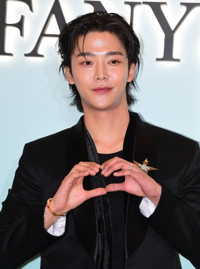 Rowoon, incredible physical strength... noble force