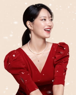 디디에 두보, 신민아가 착용한 크리스마스 주얼리 공개…'반짝이는 사랑의 모양과 마음'