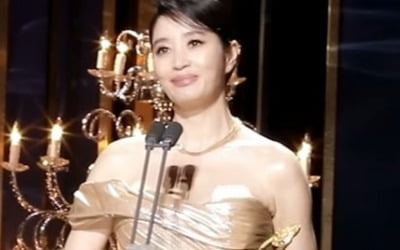 [종합] 김혜수 "모든 건 흘러가는 것"…청룡영화상 MC 30년 마지막 퇴근길('피디씨')