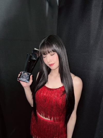 권은비, 내가 제일 잘나가~ '2023 AAA' 베스트 뮤지션 수상
