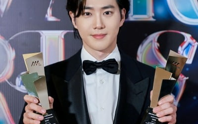スホ、「2023 AAA」エモティブ俳優・ベストアクティングパフォーマンス2冠王