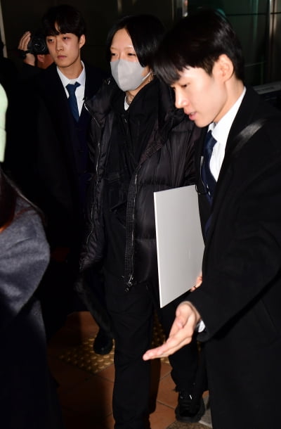 [TEN포토]요아소비 아야세 '특급경호 받으며 입국'