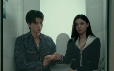 Song Kang, stabbed in the chest