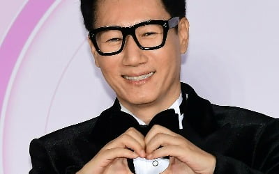 Was he conscious of the controversy over unfair treatment? Producer Ji Seok-jin said, "It's so disappointing."