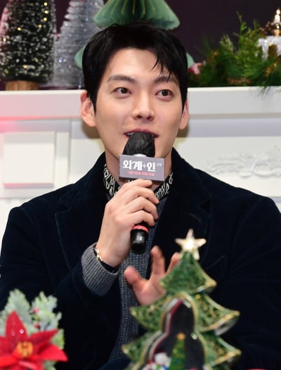 [TEN포토]김우빈 '썬더 내년에 만나요'