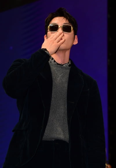 [TEN포토]김우빈 '썬더의 딥키스'