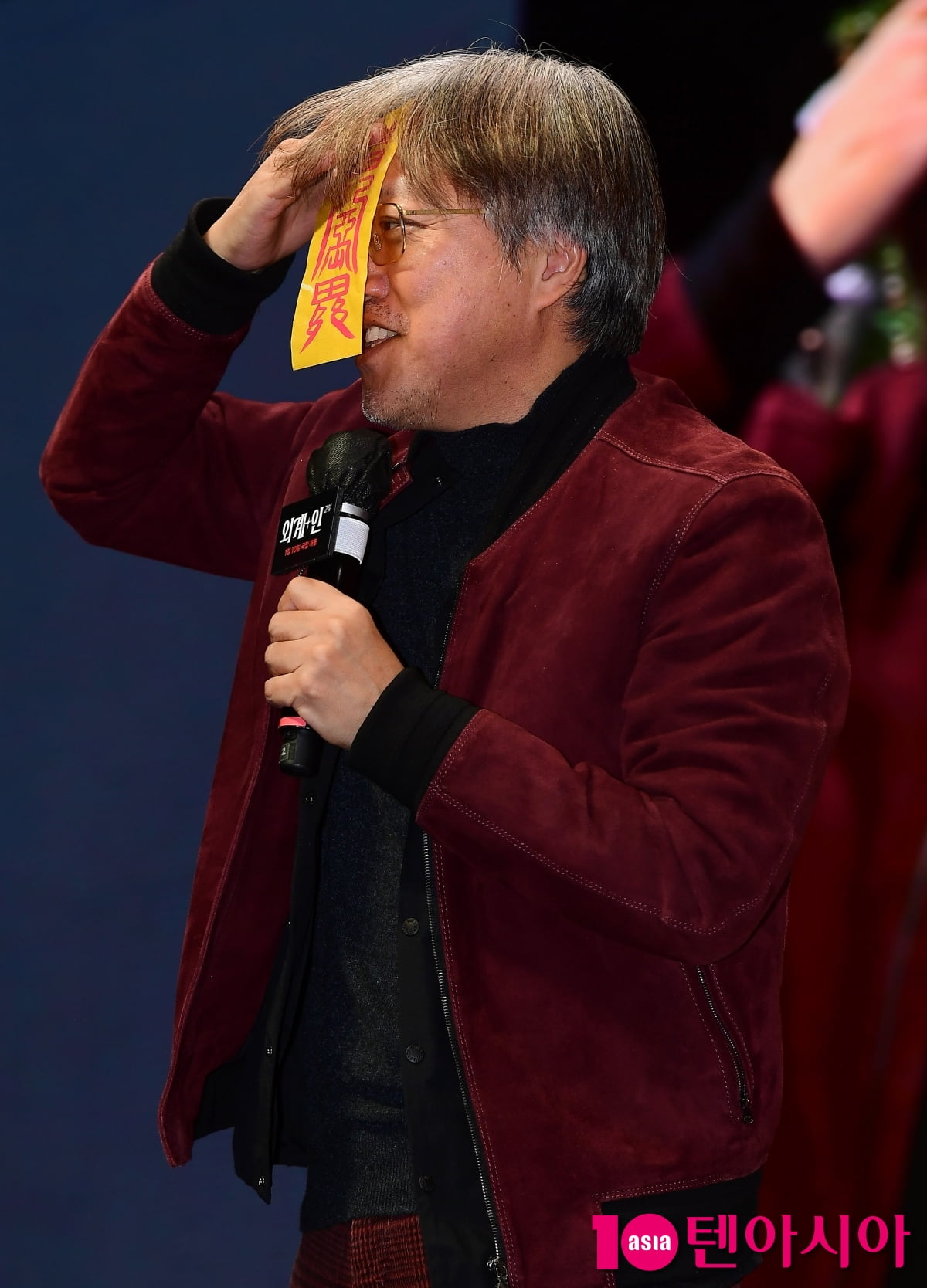 [TEN포토]최동훈 감독 '팬들에게 좋은 기운을....'
