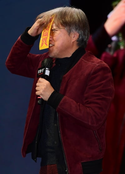 [TEN포토]최동훈 감독 '팬들에게 좋은 기운을....'