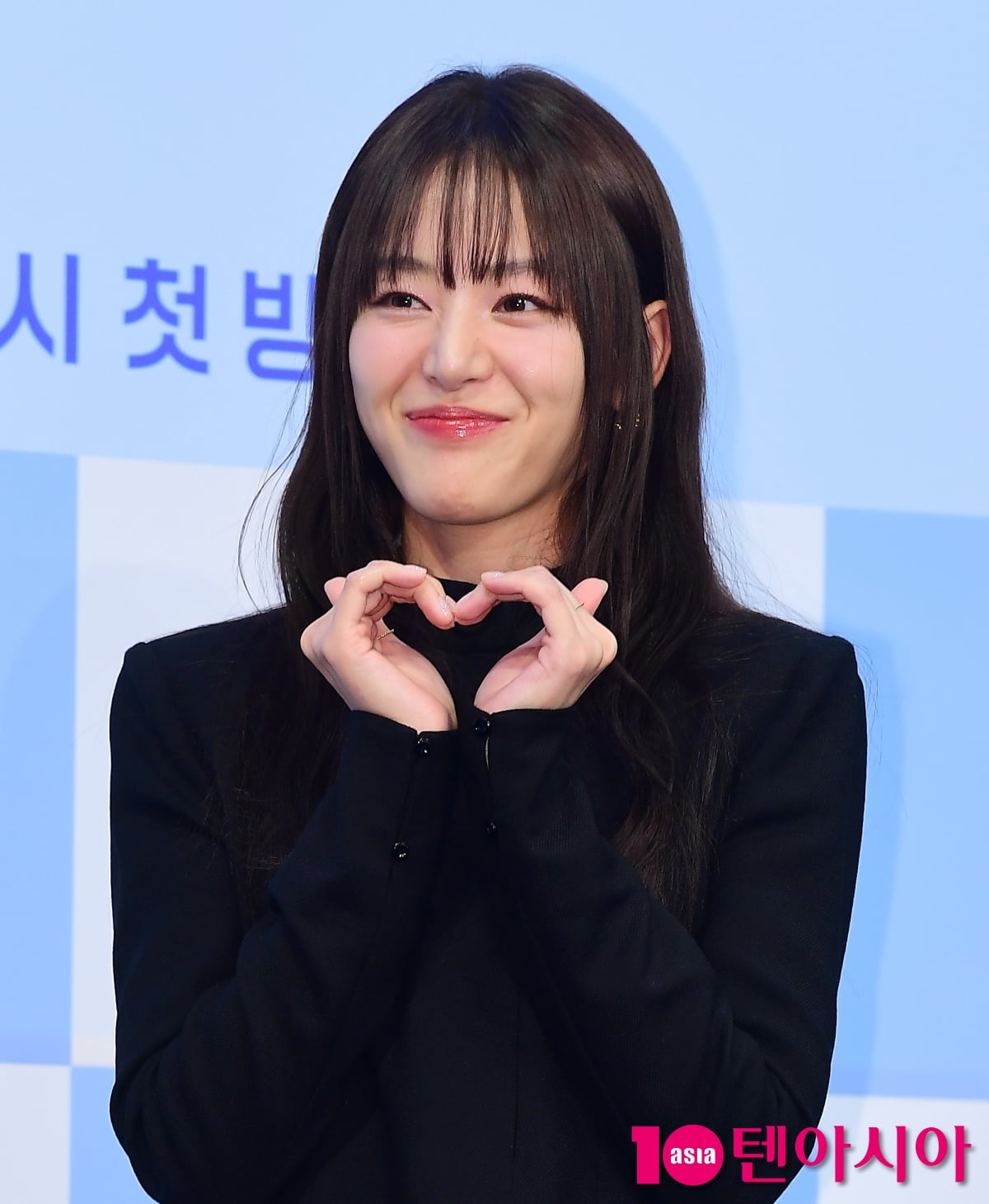 [TEN포토]이주명 '한파도 녹일듯한 하트'