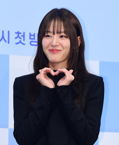 [TEN포토]이주명 '한파도 녹일듯한 하트'