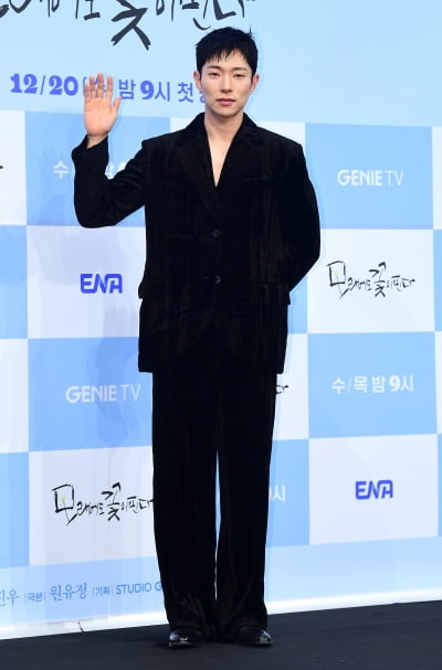 [TEN포토]윤종석 '머리부터 발끝꺼지 블랙'