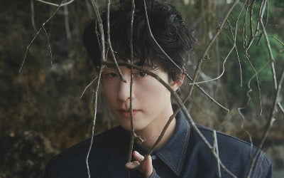 Actor Hong Kyung, a pictorial with a mood that crosses between his unique boyish and masculine beauty.