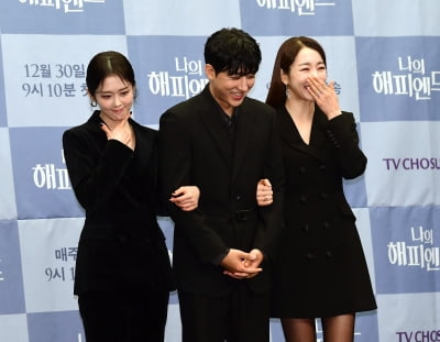 [TEN포토]장나라-손호준-소이현 '사이에서 수줍은 미소'