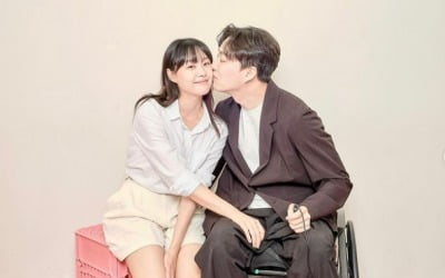 Divorce and romantic relationship self-confession on SNS... The entertainment industry has become more confident in revealing their private lives