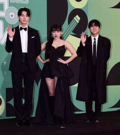 [TEN포토] 이은지 '이채민-이무진 사이에 행복해'