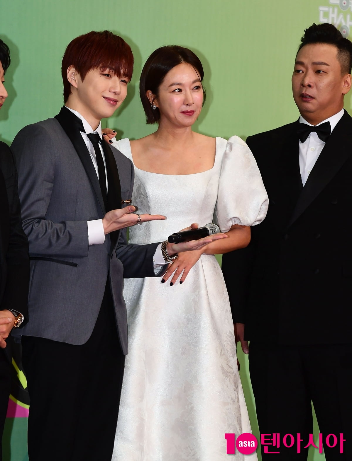 [TEN포토]김지혜 '강다니엘과 다정하게 소원 풀었다'