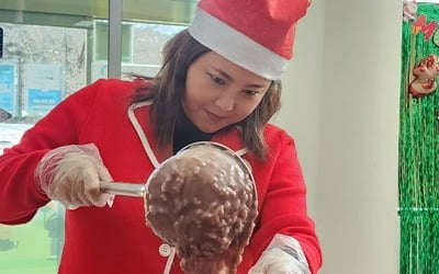 솔비, 보육원 방문해 산타 변신…한파 속 따뜻한 선행