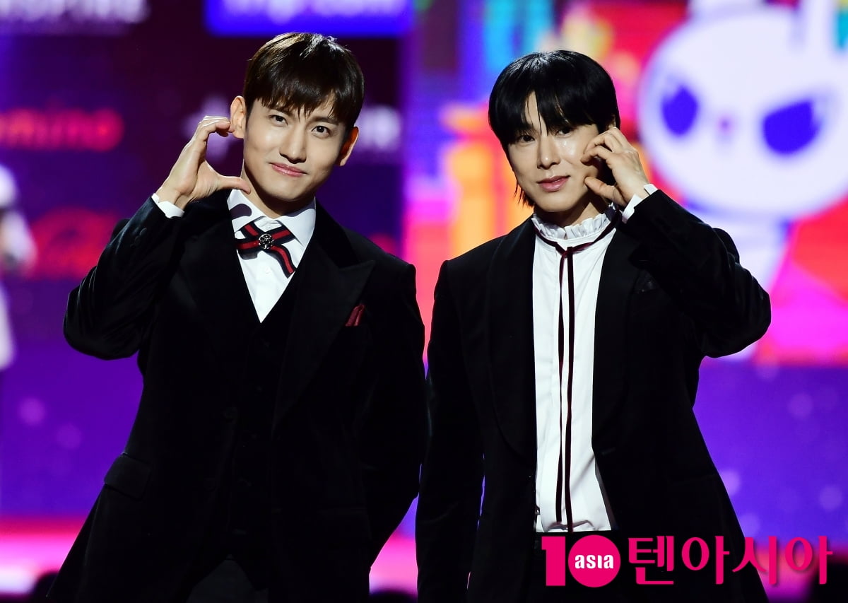 [TEN포토]동방신기 '레전드의 볼하트'