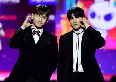 [TEN포토]동방신기 '레전드의 볼하트'