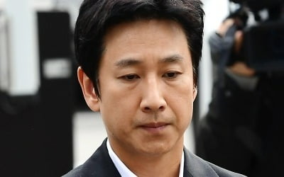 警察「隠れた男性、俳優イ・ソンギュンで身元を確認」
