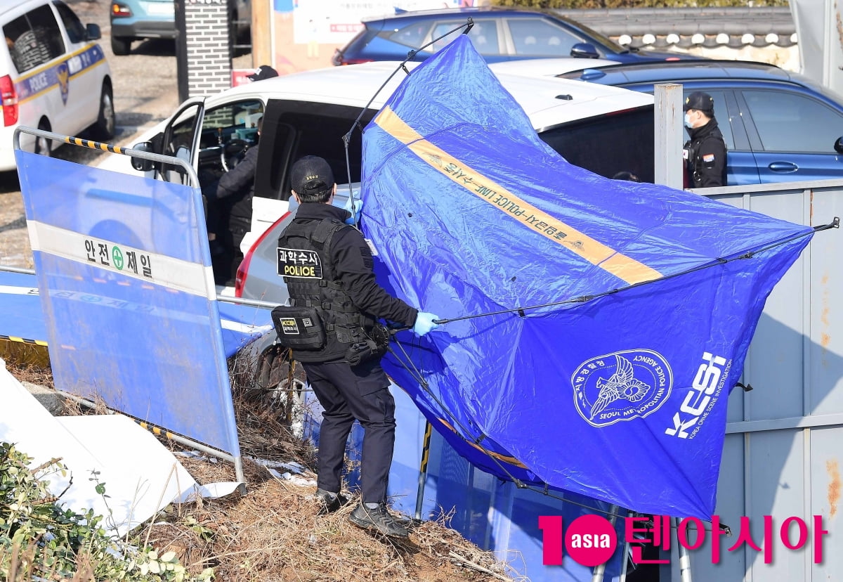 [TEN포토]'마약 투약 협의' 이선균 숨진 채 발견, 가림막 설치하는 경찰