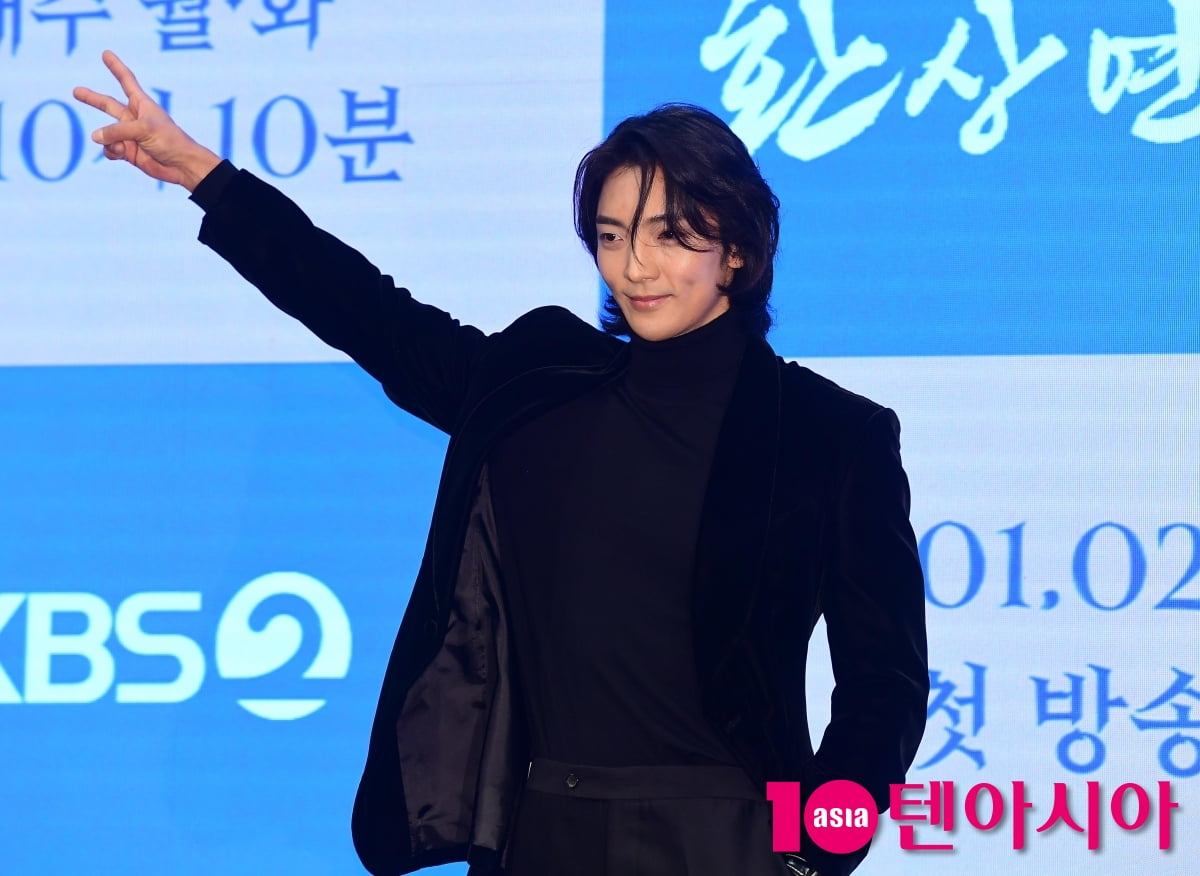[TEN포토]황희 '나의 사랑 사조 융'
