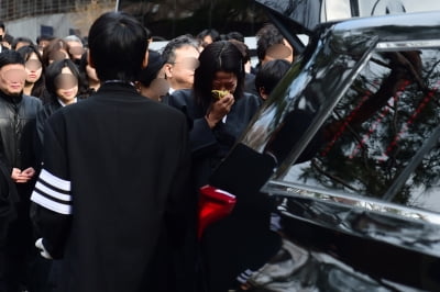 [TEN포토]故 이선균 발인,오열하는 부인 전혜진