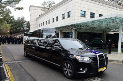 [TEN포토]故 이선균 발인,떠나는 운구차