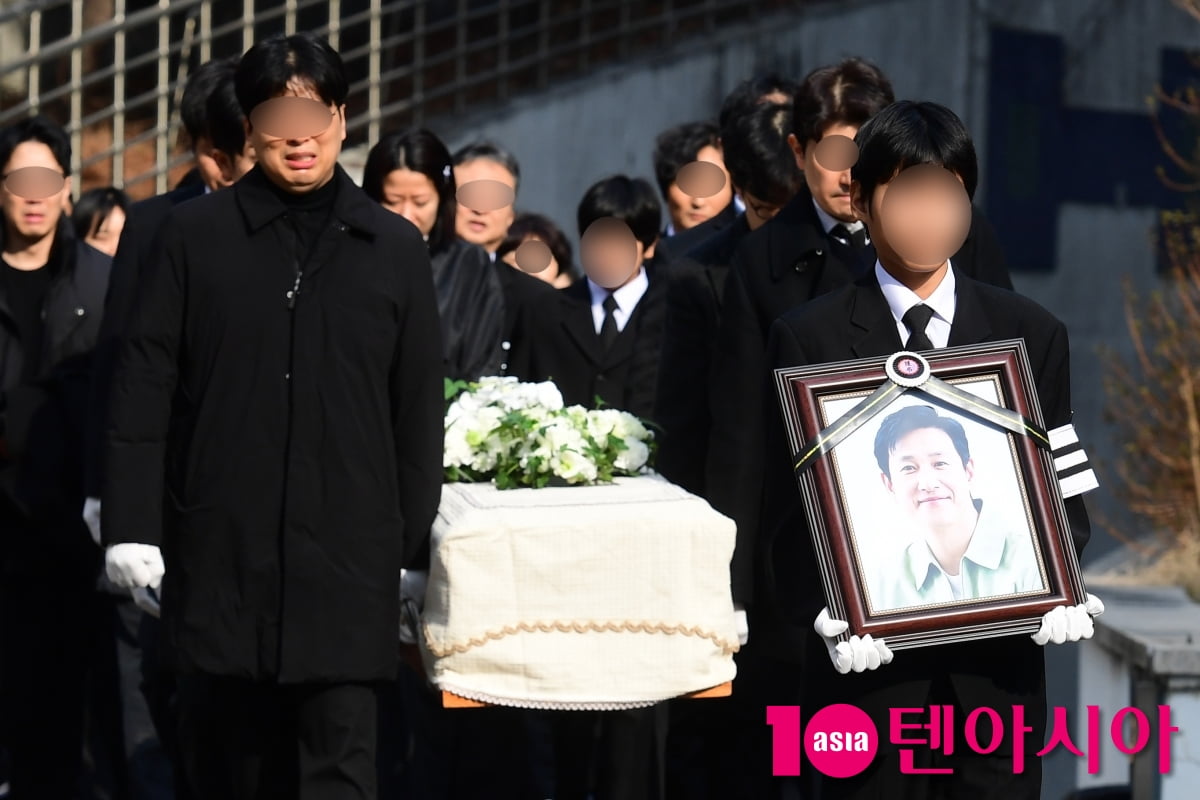 [TEN포토]故 이선균 발인,하늘의 별로...