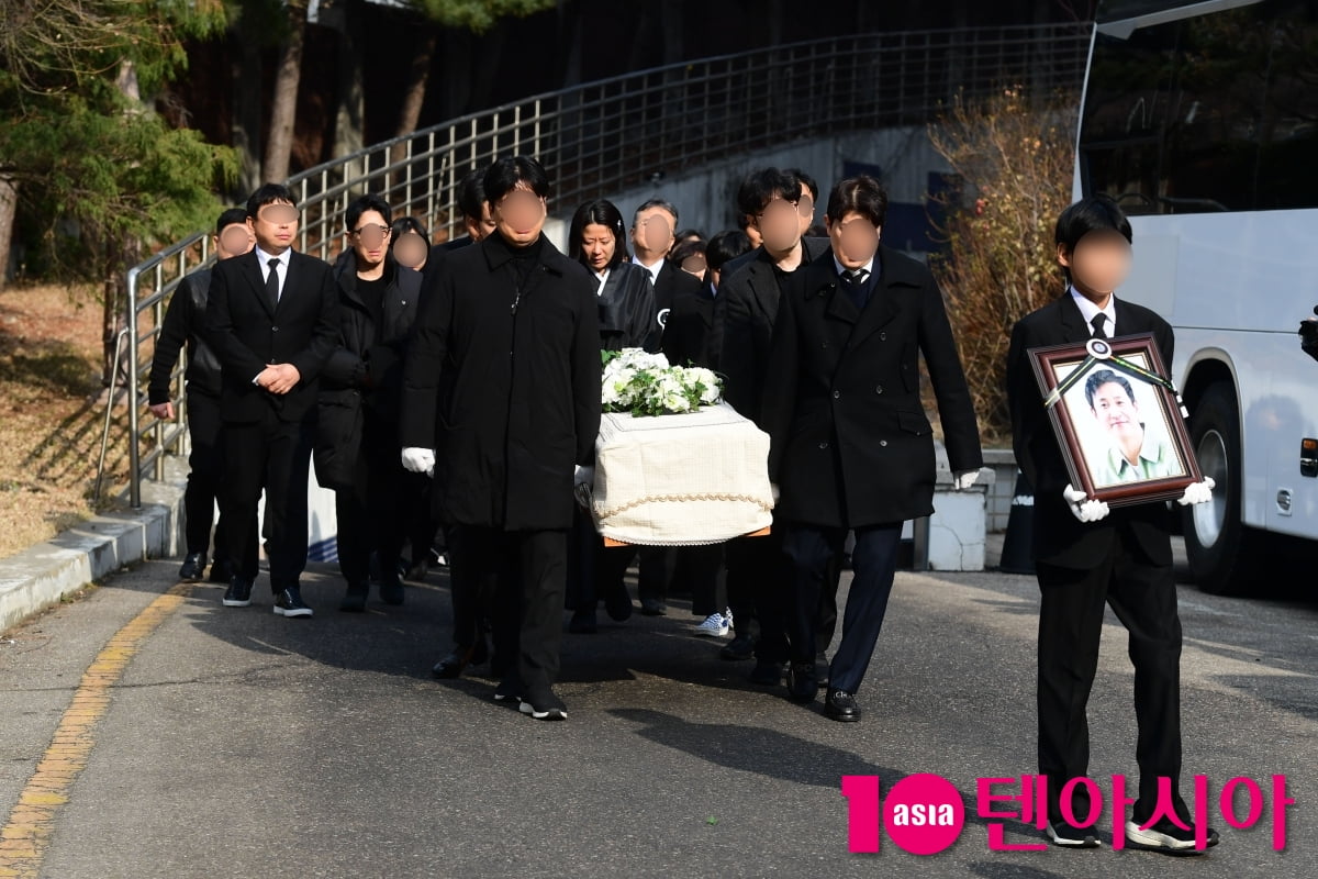 [TEN포토]故 이선균 발인,전혜진 슬픔 속 마지막 배웅