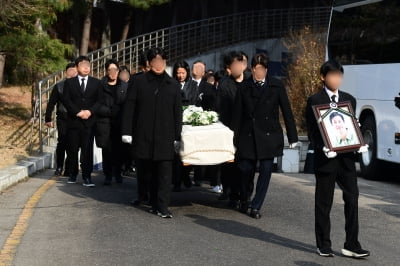 [TEN포토]故 이선균 발인,전혜진 슬픔 속 마지막 배웅