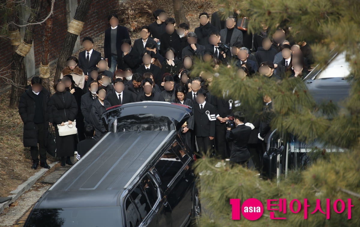 [종합] 故이선균, 전혜진·두 아들과 영화계 동료들 눈물 배웅 속 영면 