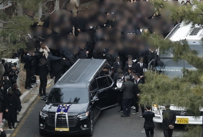 [TEN포토]故 이선균 발인,동료들의 슬픔 속에 영면