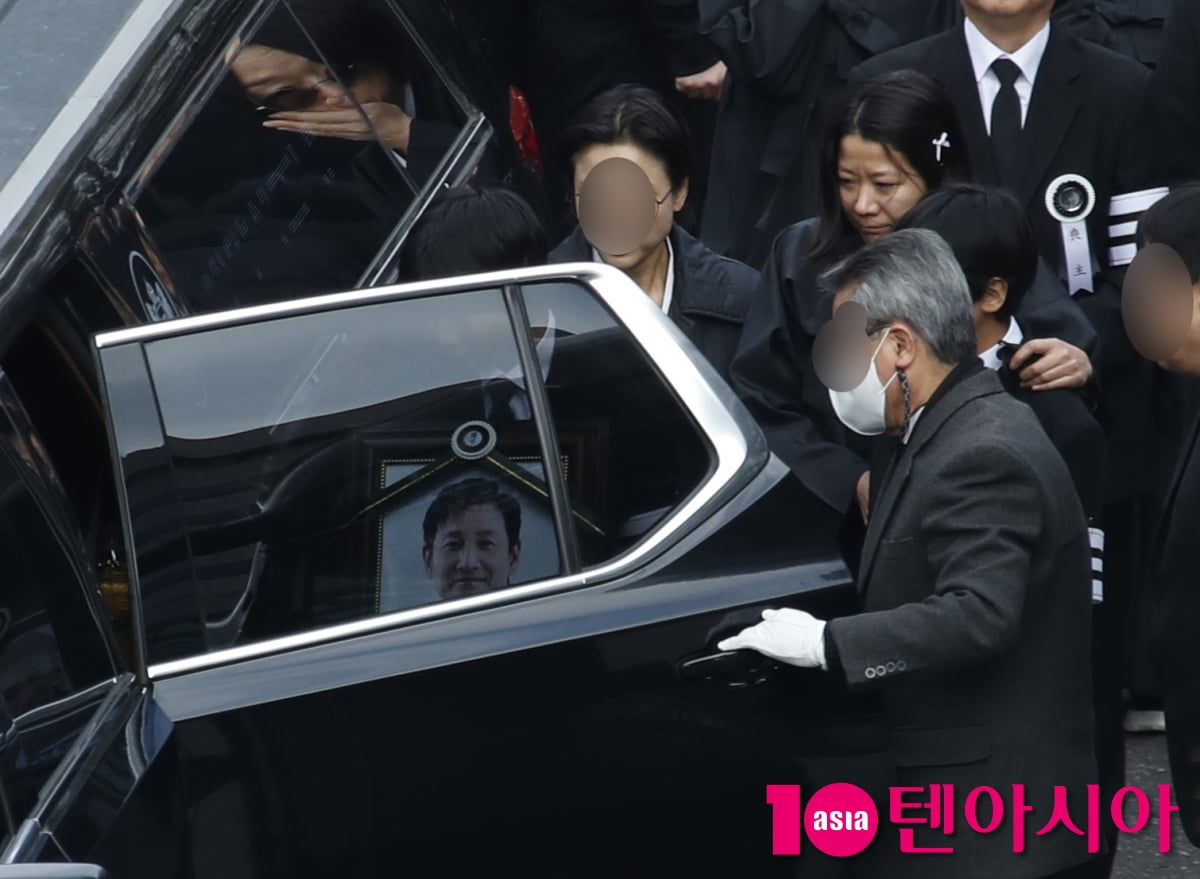 [TEN포토]故 이선균 발인,전혜진 아들 붙들고...