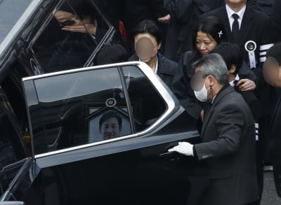 [TEN포토]故 이선균 발인,전혜진 아들 붙들고...