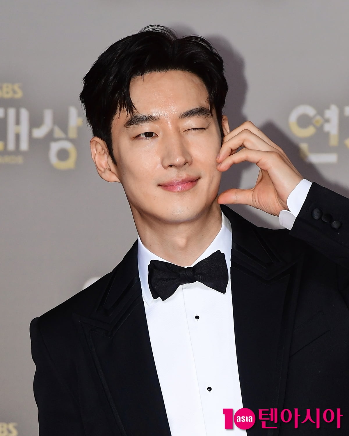 [TEN포토]이제훈 '하트 장인'
