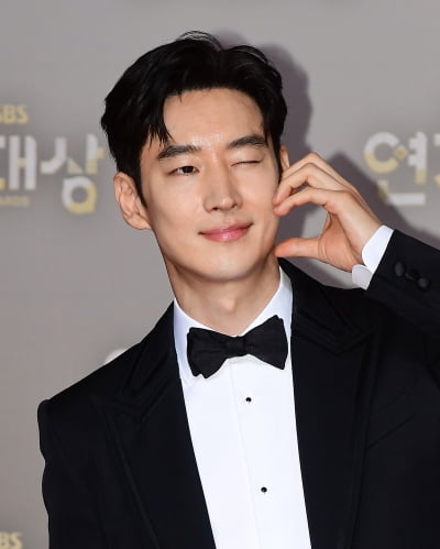 [TEN포토]이제훈 '하트 장인'
