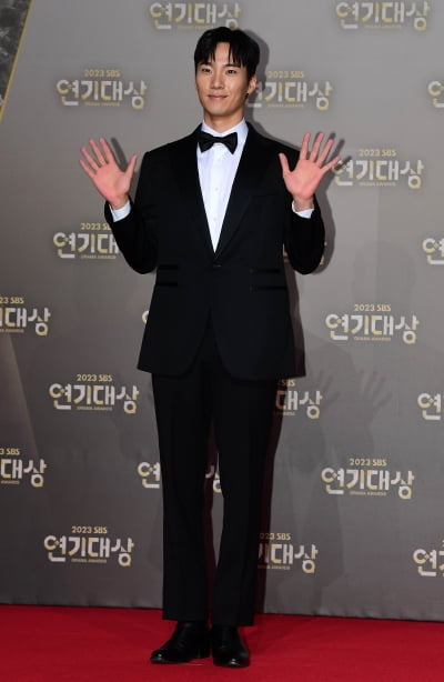 [TEN포토]이홍내 '인사는 반갑게~'