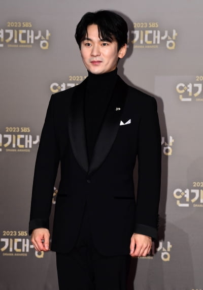 [TEN포토]강기둥 '반듯한 포즈'