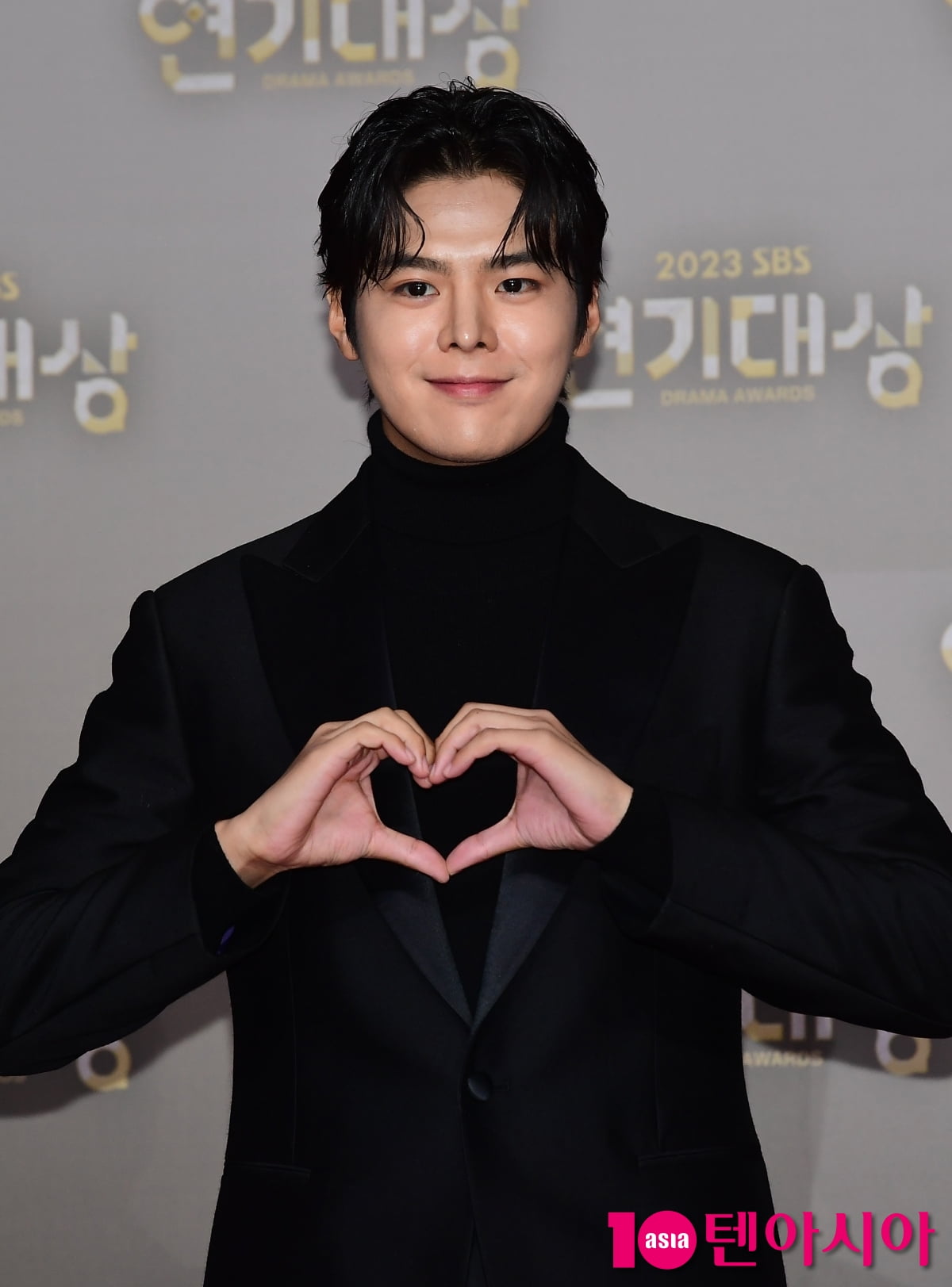 [TEN포토]려운 '깔끔한 하트'