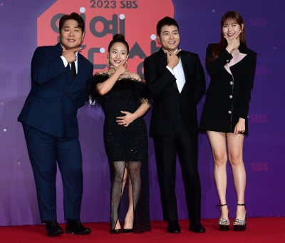 [TEN포토]전현무-문세윤-엄지윤-조현아 '강심장 시그니쳐 포즈'